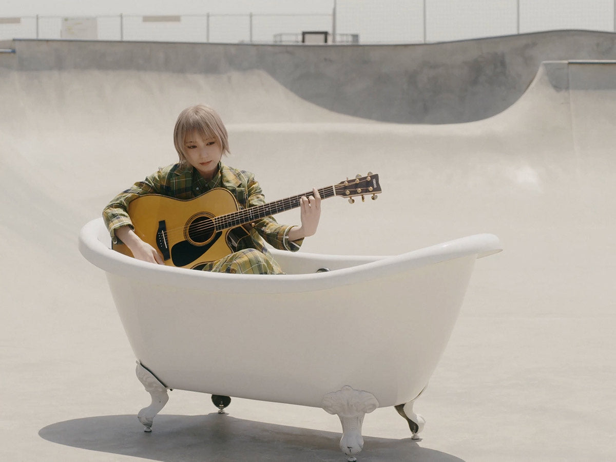 SCANDAL MAMI in a bathtub for Ivory single