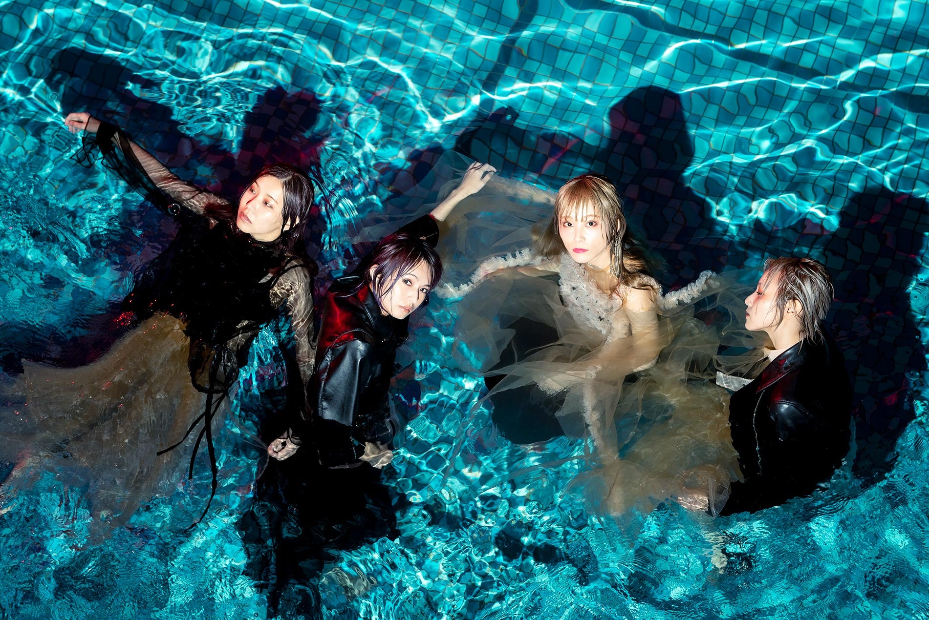 SCANDAL "Kiss from the darkness" official band pic